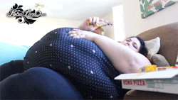 bbwlunalove:  immobile.on.the.couch   Mangia