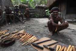 Papuan Dani men, via Yaiza Schmöhe Ollero.