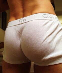 2hot2bstr8:  this dude’s ass is soooooo fucking hot!!!!!!! loving how those boxer briefs ride right up into that baby♡♡♡ 