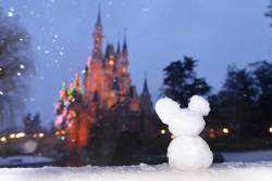  Snow at the Tokyo Disney resorts, via the Tokyo Disney Resorts Blog. 