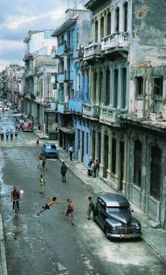 coisasdetere:  Havana, Cuba.  Havana is a city trapped in time.