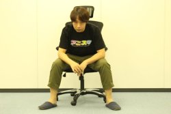 snknews: SnK Chief Animation Director Asano Kyoji Imitates Levi Shingeki no Kyojin anime’s Chief Animation Director Asano Kyoji has dressed up and posed as Levi in the ANISTA event visual! The photo promotes the event t-shirt worn by Levi, which will