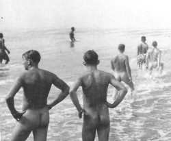 notdbd:These American soldiers were skinny dipping on the Pacific island of Bougainville. 