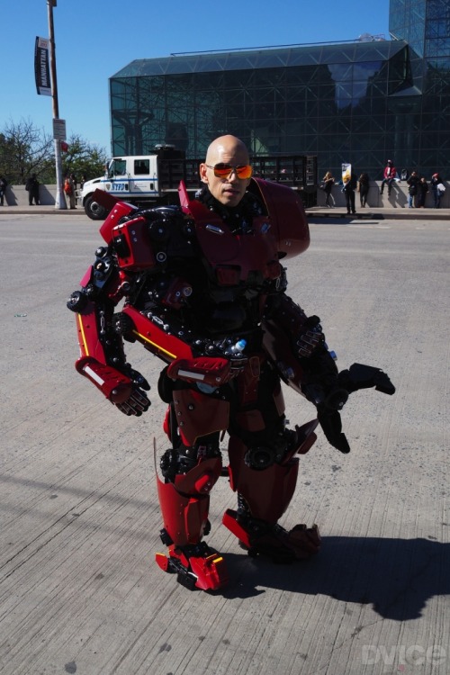 chernoalphapilot:  No, but seriously, this is sick and how did he do it?! (From NYCC)  Damn, he’s living the dream.