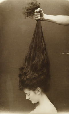 realityayslum:  Hand grasping a beautiful young woman’s long, dark hair. c1910 (thnx to chagalov for the link) 