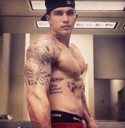 texasfratboy:  damn, that’s one hot college muscle stud!!