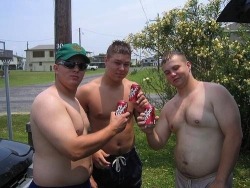 calicollegefatty:  bellyisbigandround:  3 fat lads drinking Dr Pepper!   I need more fat bro friends.