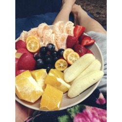 styleyourbody:  cleanbodyfreshstart:  Lazy dinner {two mandarins, four cumquats, one orange, four monkey bananas, strawberries, pink lady apple and black grapes}  fitness&amp;health blog! 