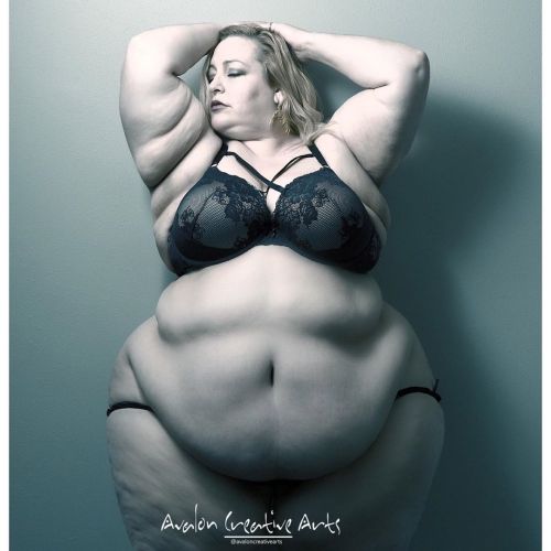 Ohhh sh!t it’s time to become viral!! Working with @theviviennerose  soon so more sensuality,  #bodypositive representation and celebration to be seen!! #bbwfashion #bbwlove #plusmodel #sexappeal #dmv #baltimorephotographer #photosbyphelps #blonde 