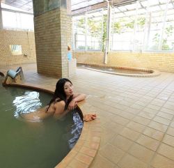 Japanese onsen, via oguro.keita  ～もう入れない風呂～宮城県 東鳴子温泉「中野温泉」【廃業】ただ、ただ残念な混浴の大浴場でした。  