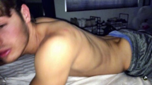 famous-male-celeb-naked:  Gregg Sulkin adult photos