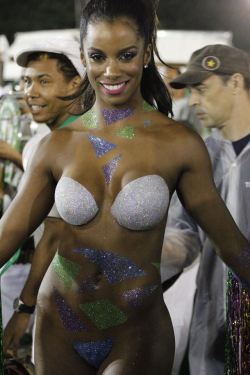   Body painted Brazilian woman at a 2016 carnival. Via Liga Carnaval LP.   