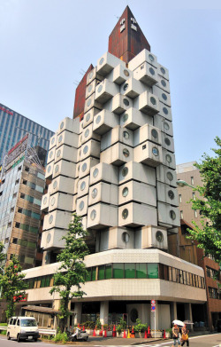 girltesque:  paysagearchitectural:  NAGAKIN CAPSULE TOWER Architect : Kisho Kurokawa Location: Tokyo, Japan Start Project : 1970 Project Complete: 1972  