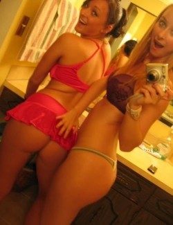 selfshot-pic-dump:  A MASSIVE collection of amateur selfshot girls next door posing with their cameraphones, check out all the photos on my blog at http://selfshot-pic-dump.tumblr.com/