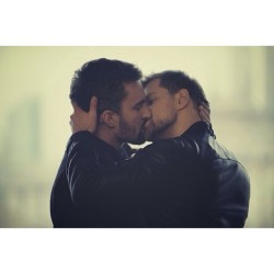 fuckyeahdudeskissing:  Fuck Yeah Dudes Kissing! The place to see men kiss on Tumblr. Submit a kiss.