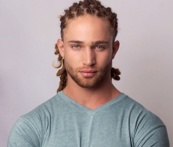 beautifulblackmenfromphilly:  stuie69:  youknowyouwantsit:  adirtylilsecret:  My future husband, baby fava and all that other shit  He Is So Damn Gorgeous!  Shame about the hair  http://beautifulblackmenfromphilly.tumblr.com/