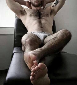 fromhead2toes:  Love hairy toes