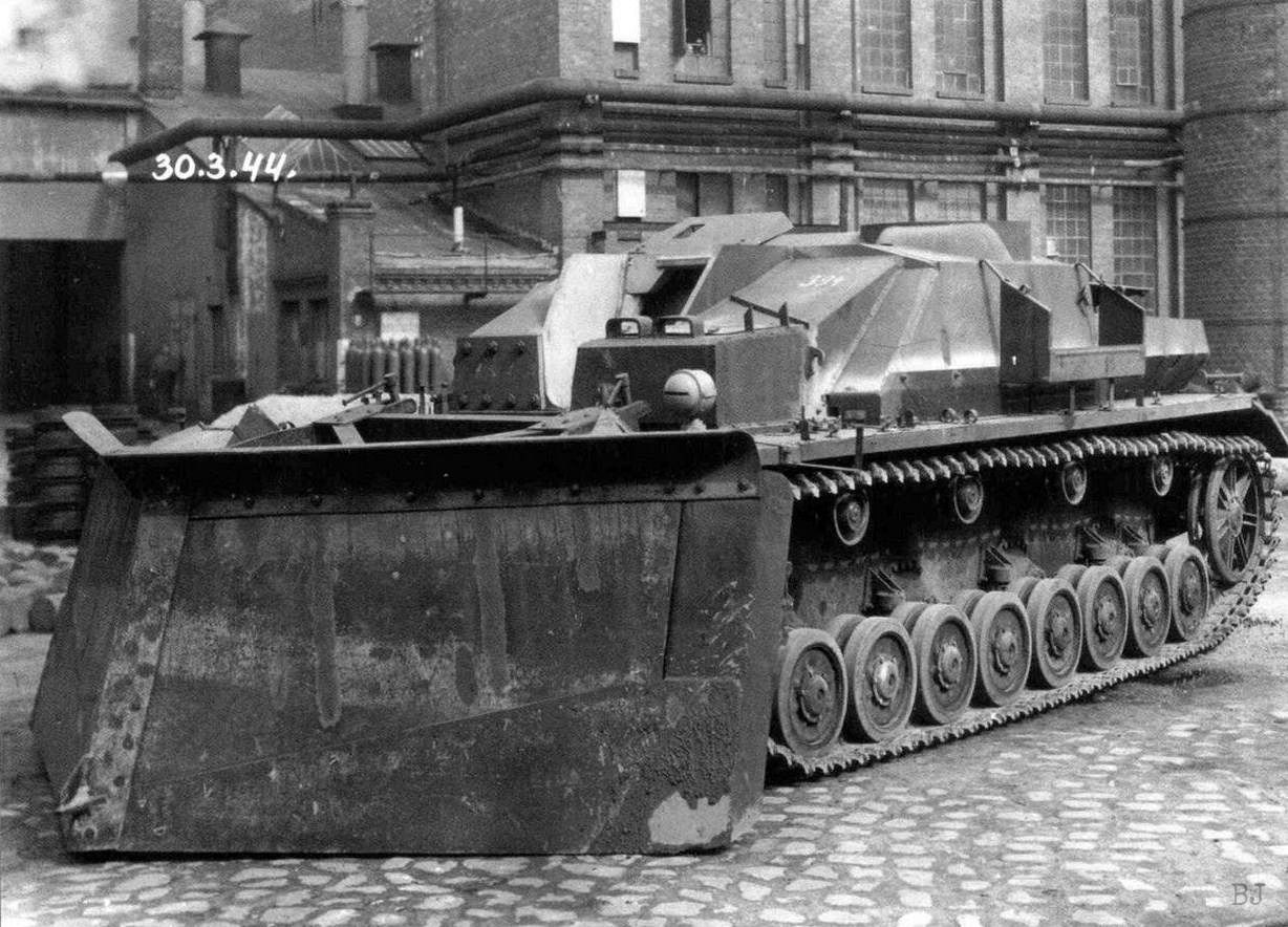 Ramschaufelpanzer Sturmgeschütz IV of the Wehrmacht, March 30, 1944.
