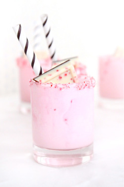 confectionerybliss:  Peppermint Eggnog Milkshake Shots{Sugar and Cloth}