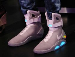 mundo-retro:Nike lanzará a la venta los zapatos de la película Volver al Futuro 2 este año 2015Confirmado el lanzamiento de los famosos zapatos que Marty McFly utilizó en la película Volver al Futuro 2, cuando viajó al año 2015, aún no se tiene