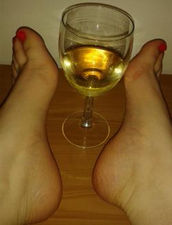 solecityusa:  a toast to Amber’s sexy feet!