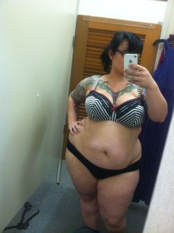 chubby-girlfriend:  This girl is sexy as hell! Look at those hips!? 