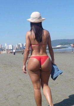 big-ass-women:  http://www.big-ass-women.tumblr.com sexy beach ass