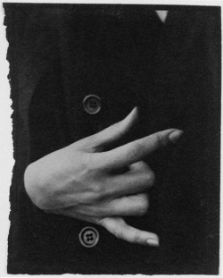 Miss-Catastrofes-Naturales:  Alfred Stieglitz  Georgia O’keeffe Hands With Buttons