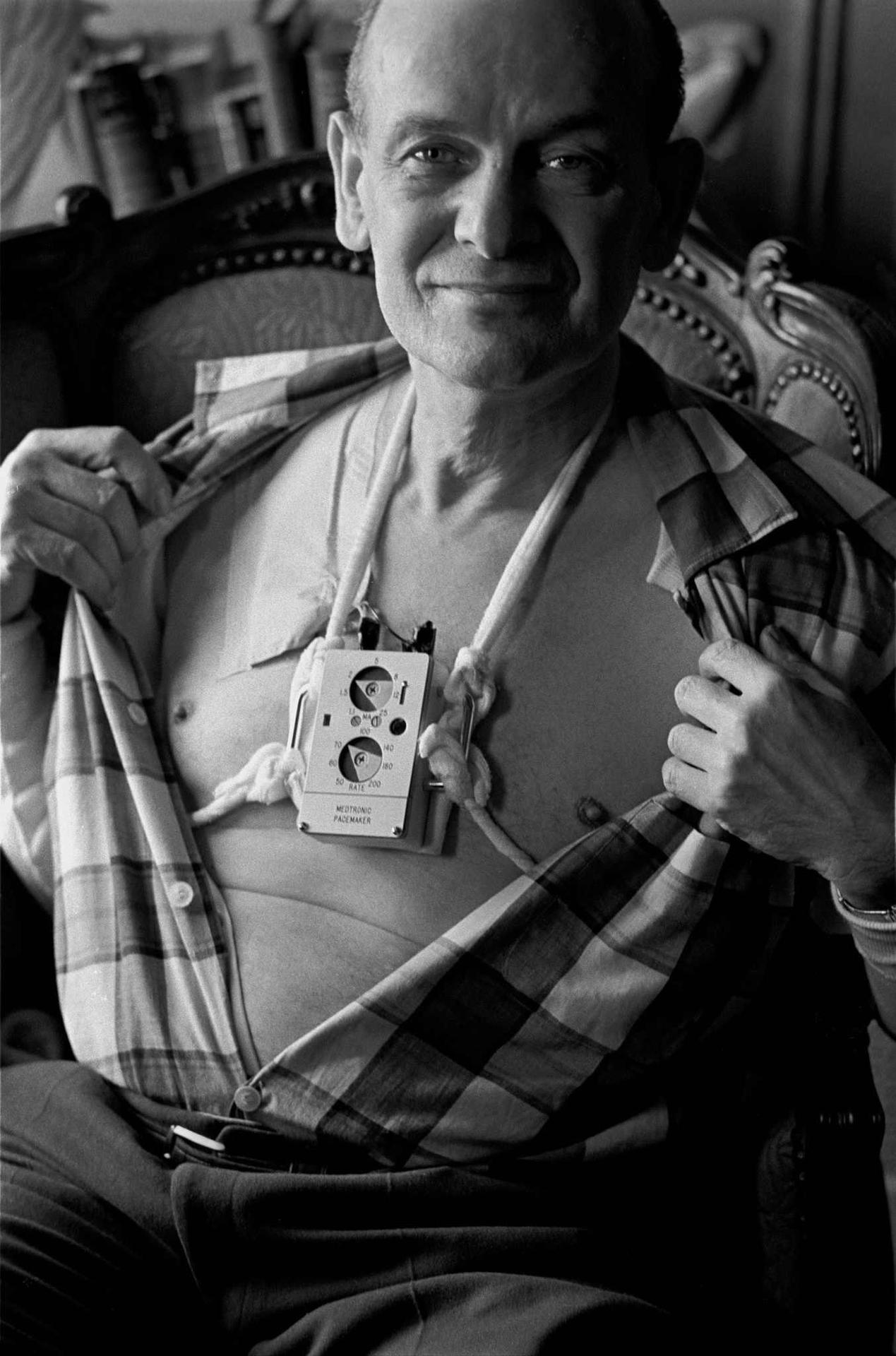 Человек, с  внешним кардиостимулятором с батарейным питанием, Нью-Йорк, 1960