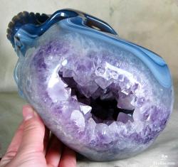 margotmeanie:  deathcore-and-moshpits:  the-darkest-of-lights:  forevershameless:  if anyone ever wanted to give me a present, this would be the coolest fucking thing. Geodes carved into fucking skulls.  I love the last one :)  WANT  Dear Santa… 