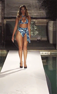 allabouttheass:  Take notes for your booty standards, runway modeling world