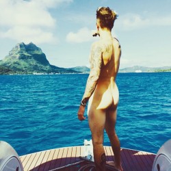 Justin Bieber’s naked ass.