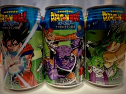 japananated:  There are some special Dragon Ball soda in vending machines now and the cans complete a full picture.