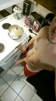Shuturdirtywhoremouth:  Whi Wants To Suck While I Cook??
