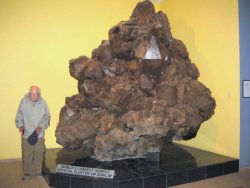 missjraffe:  infinite-macro-kozmik:  World’s largest quartz crystal  amazing. it looks just like an elderly man 