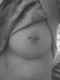 clit-lick:  I…love…pierced..nipples :o