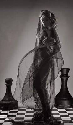 marquise-justine-de-sade:  * Per capire la differenza tra uomo e donna, basta pensare agli scacchi. Il re può muoversi solo di una casella, la regina fa quel che vuol *  Twitter  -Hurricane