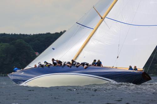 sailingshots:There’s something you don’t see everyday.