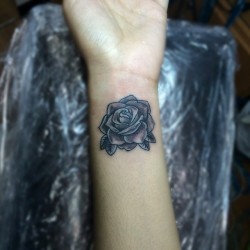 #tattoo #tatuaje #ink #inked #mujer #meñeca #rosa #tose #tattooblack #black #blackink #negro #blanco #negroysombras #blackandgray #gris #sombras #venezuela #lara #barquisimeto #gabodiaz04