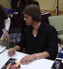 sam-and-dean-forever:  Jared signing our authentic CNK 80Q3 license plate at EyeCon, April 2008. 