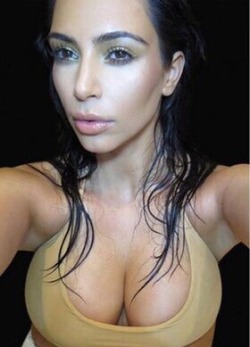 celeb-boobz:  Kim Kardashian Shows her Big Boobs