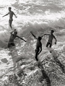 Anotherdaylightgallery:  Kradhe:  Konrad Helbig, Nude Boys In The Ocean, Sicily.