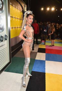 Miley Cyrus - MTV VMA 2015. ♥  Oh wow I wanna make love in space. ♥