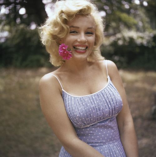 thecinamonroe:Marilyn Monroe photographed by Sam Shaw in Amagansett, New York, 1957. 