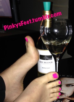pinkysfeet:  I’m drinking Moscato and turning my anons on for a bit 😳