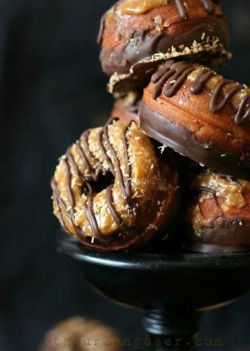 foodishouldnoteat:  German chocolate donuts 