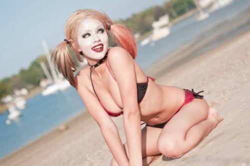 Porn sakafai:  Harley Quinn playing on the beach! photos