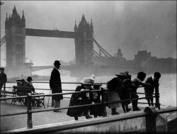 walzerjahrhundert:   Francis James Mortimer, Children peer over  the railings by the banks of the River Thames in London with Tower  Bridge in the background, circa 1900 