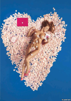 lalimbabes:  Leanna Decker nue et soumise deballe ses enormes seins dodus en cadeau de Saint Valentin pour Playboy - Photo 003 
