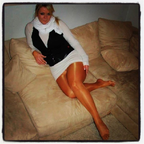 #sexy #girls #woman #women #teen #teens #mature #maturewife #blonde #legs #legs_real #real_legs #feet #feetfetish #fetichiste #pied #hose #tights #stocking #pantyhose #collantchair #collant